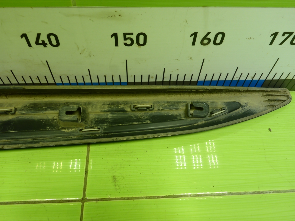 Накладка двери передней правой