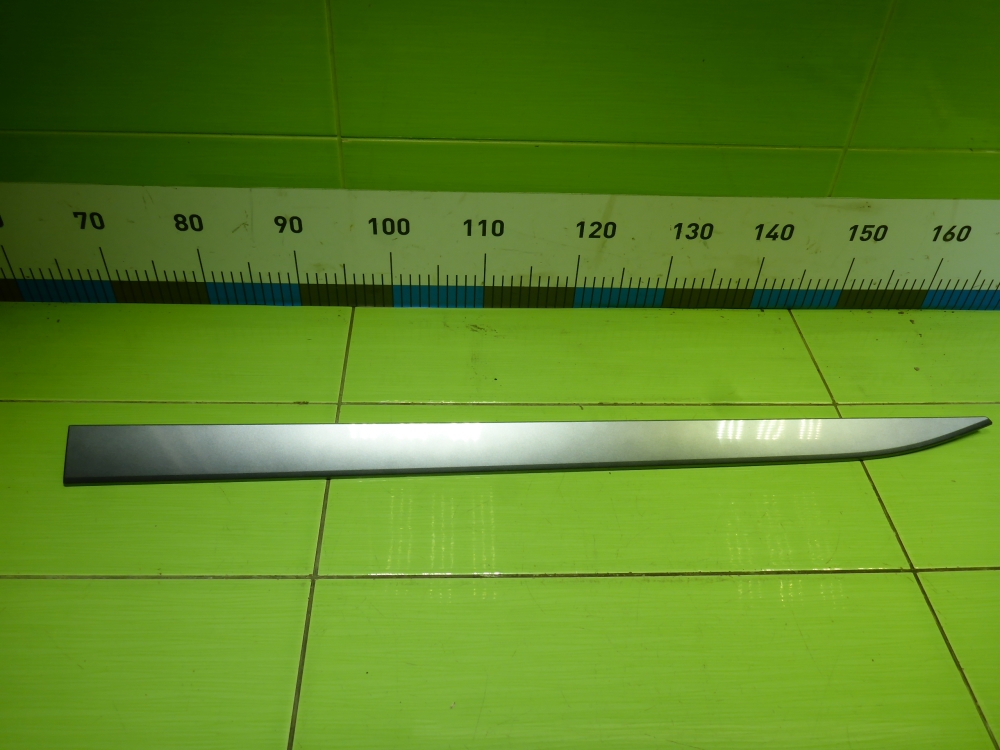 Накладка двери передней левой