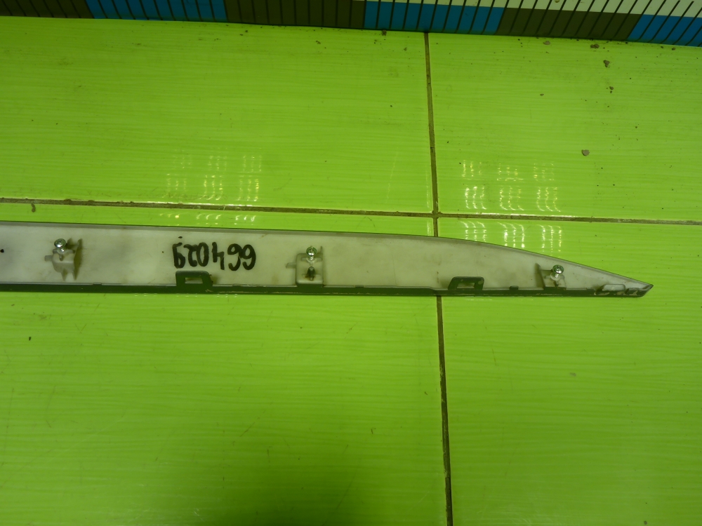 Накладка двери передней левой