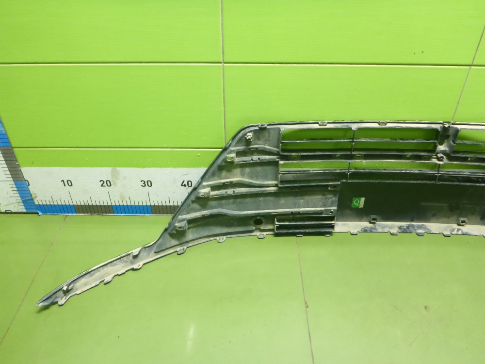 Решетка в бампер центральная