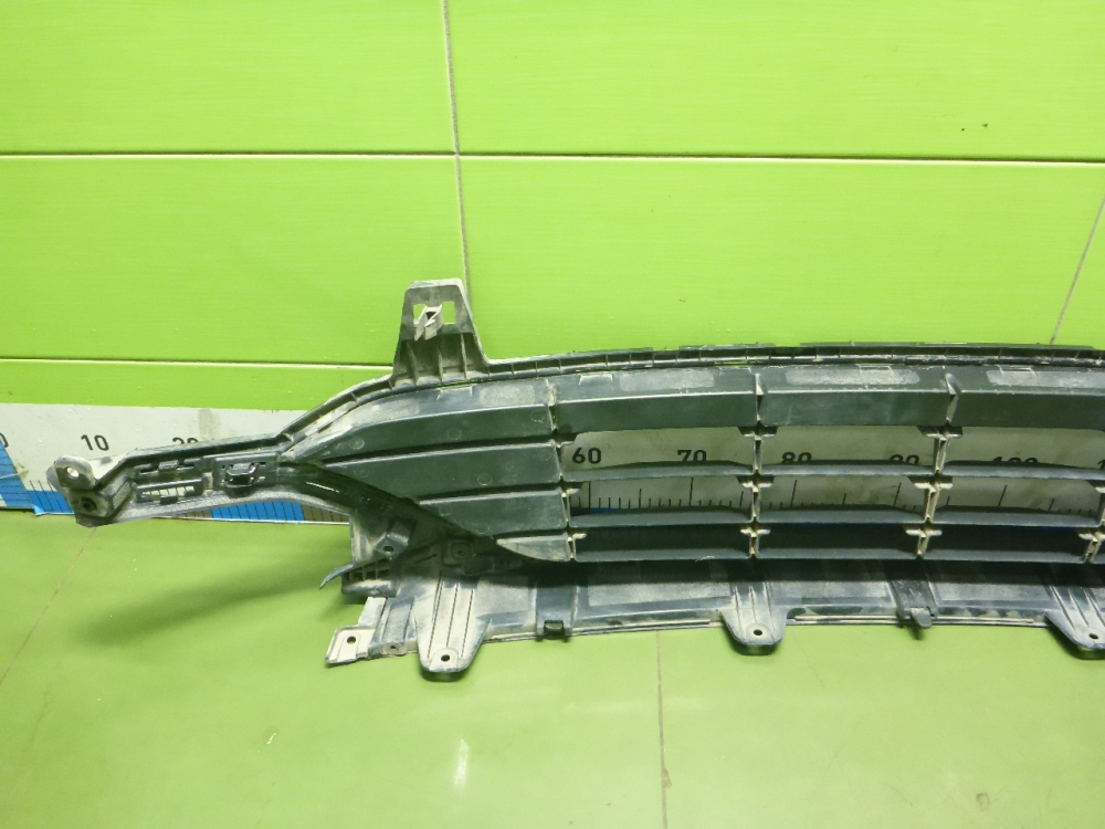 Решетка в бампер центральная