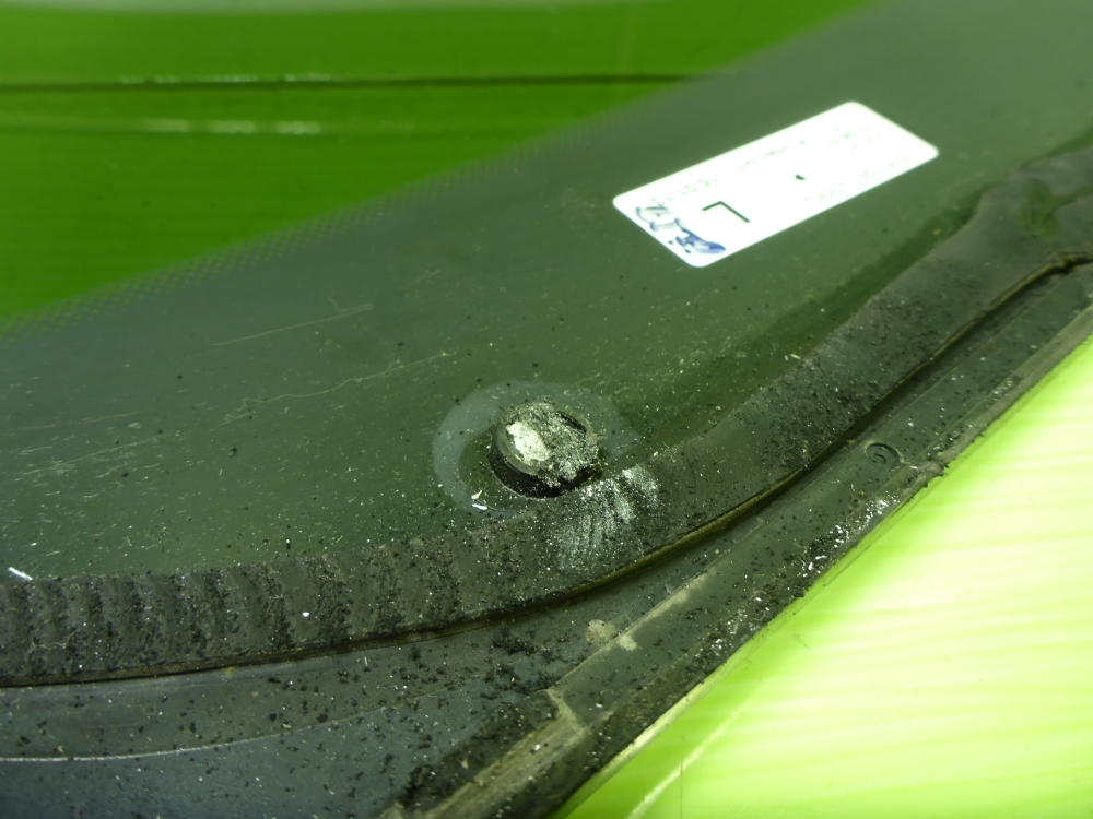 Стекло кузовное глухое левое