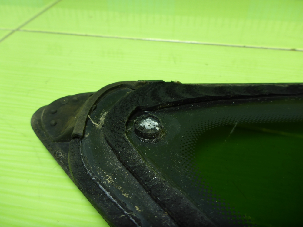 Стекло кузовное глухое левое