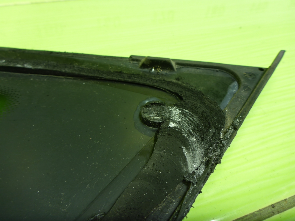 Стекло кузовное глухое левое