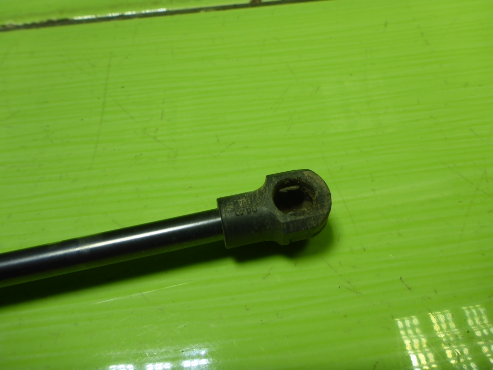 Амортизатор двери багажника