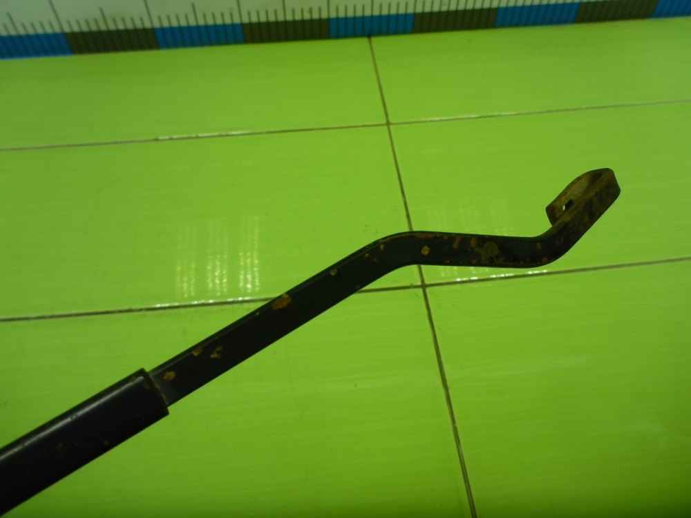 Поводок стеклоочистителя передний левый