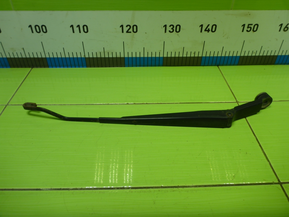 Поводок стеклоочистителя передний левый