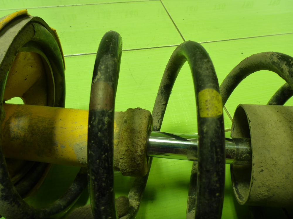 Амортизатор передний левый