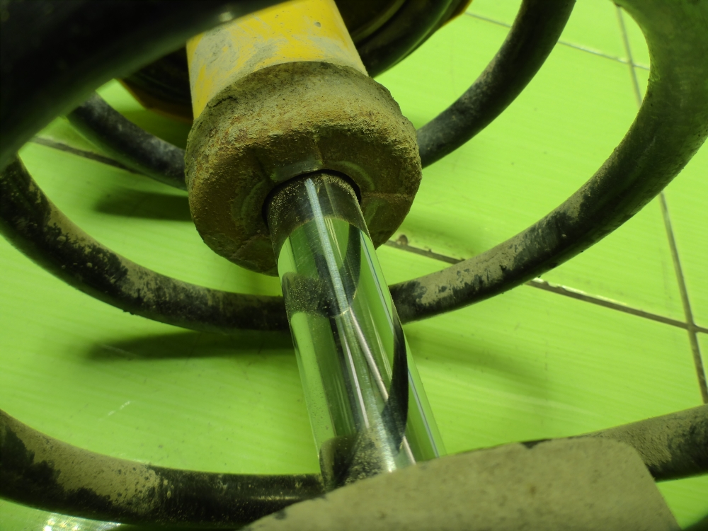 Амортизатор передний левый