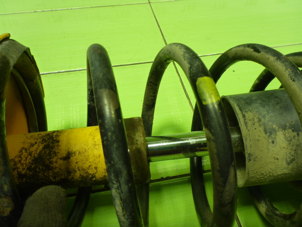 Амортизатор передний правый