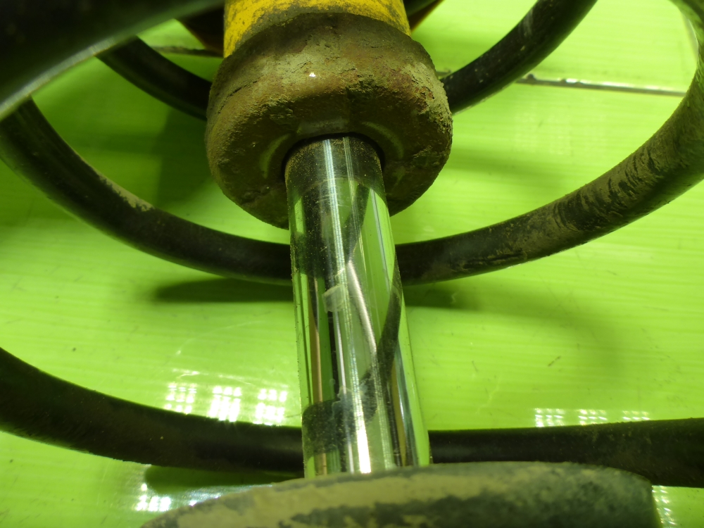 Амортизатор передний правый