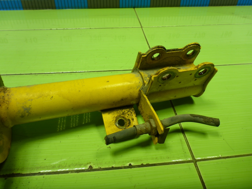 Амортизатор задний правый