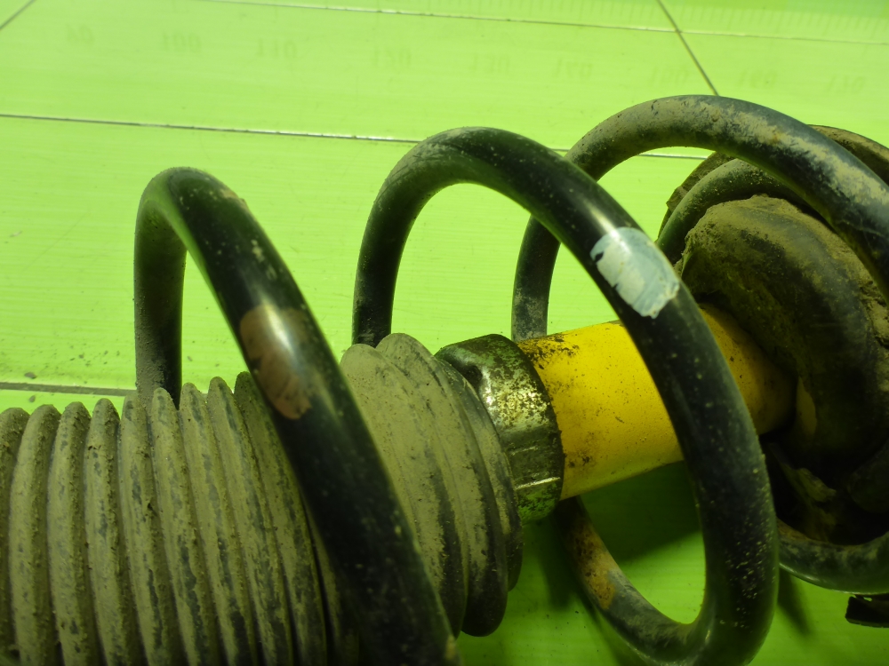 Амортизатор задний правый