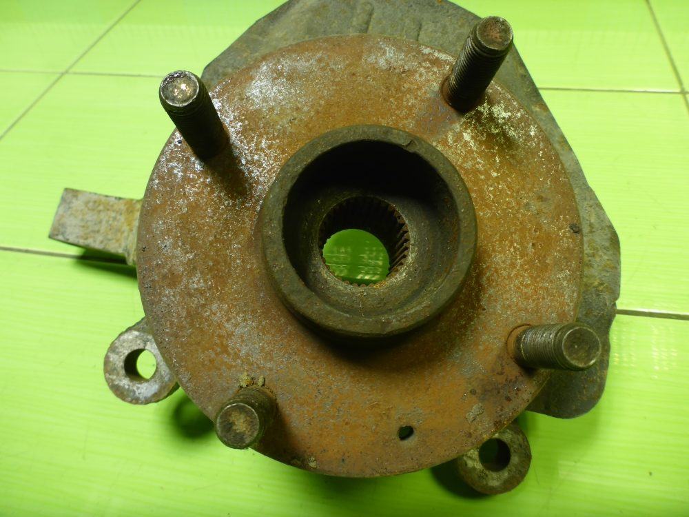 Кулак поворотный передний левый