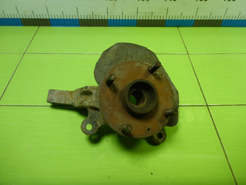 Кулак поворотный передний левый