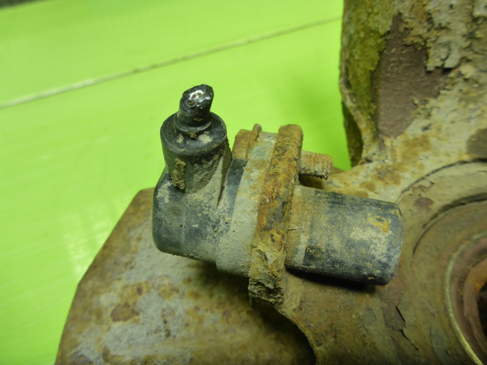 Кулак поворотный передний левый