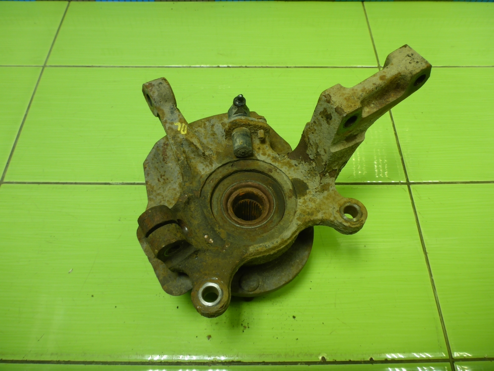 Кулак поворотный передний левый