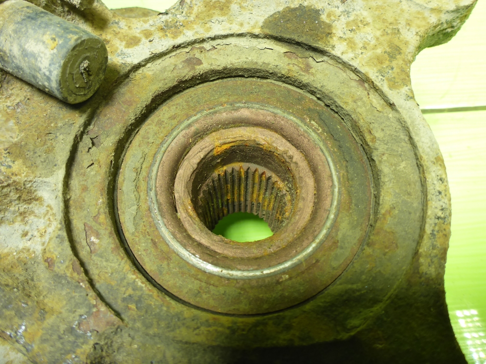 Кулак поворотный передний левый