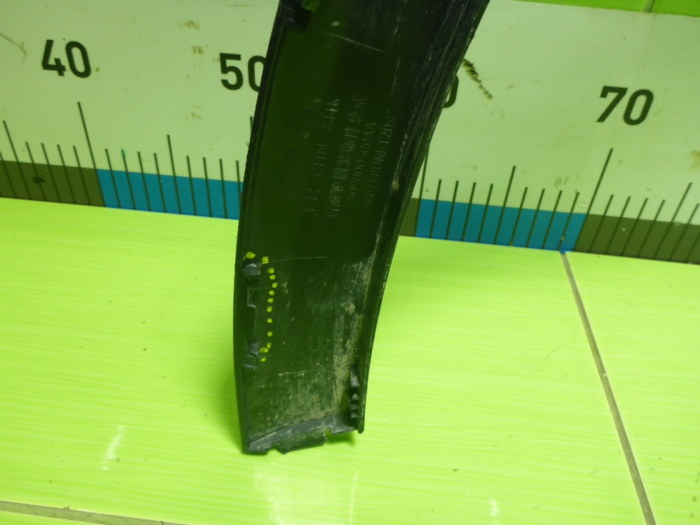 Накладка переднего крыла правого