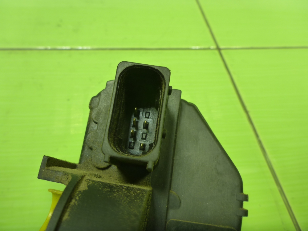 Замок двери задней левой