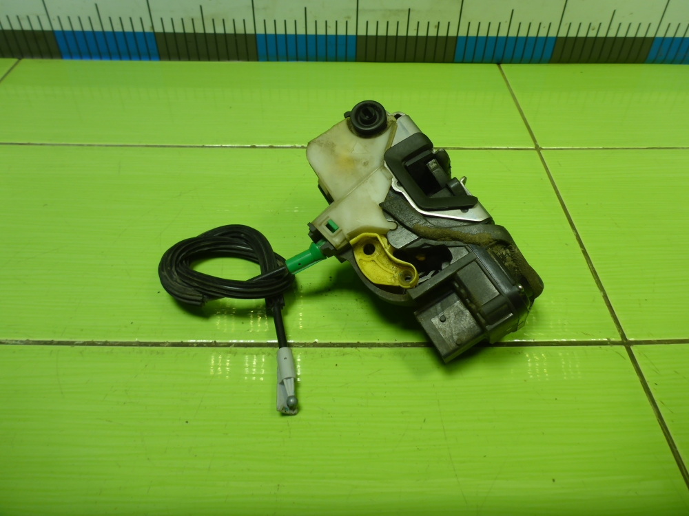 Замок двери задней левой