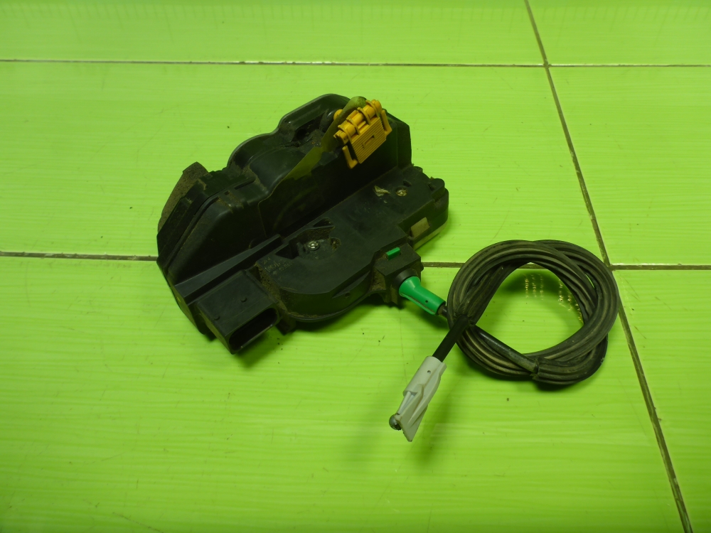 Замок двери задней левой