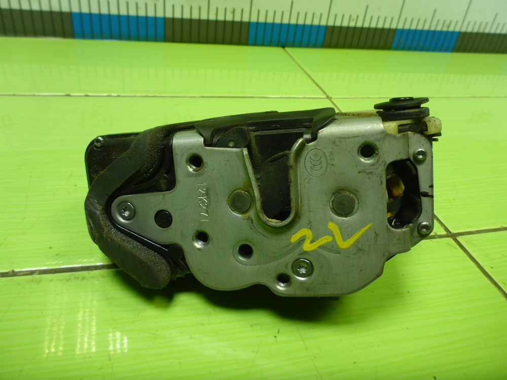 Замок двери задней левой