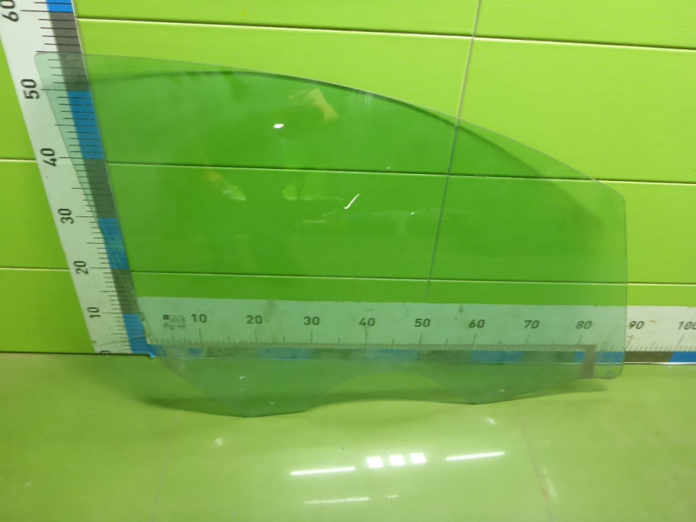 Стекло двери передней правой