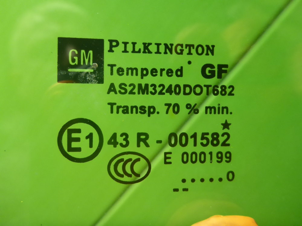 Стекло двери передней правой