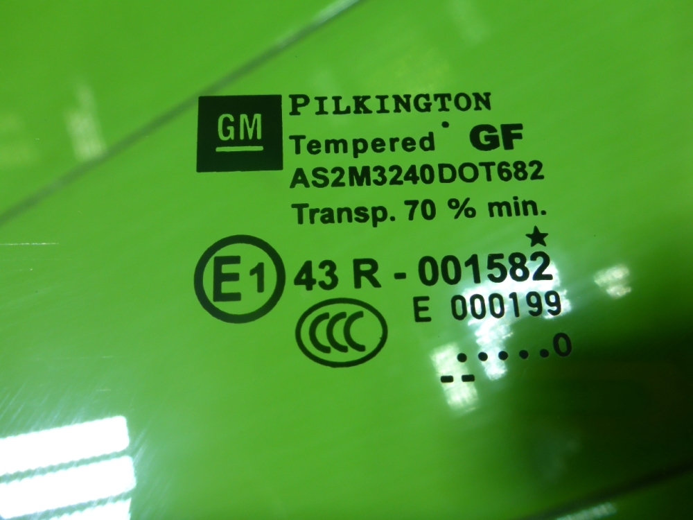 Стекло двери передней левой