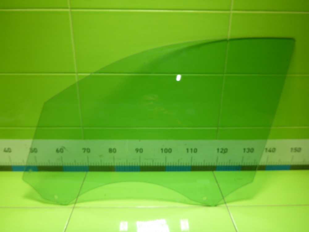 Стекло двери передней левой