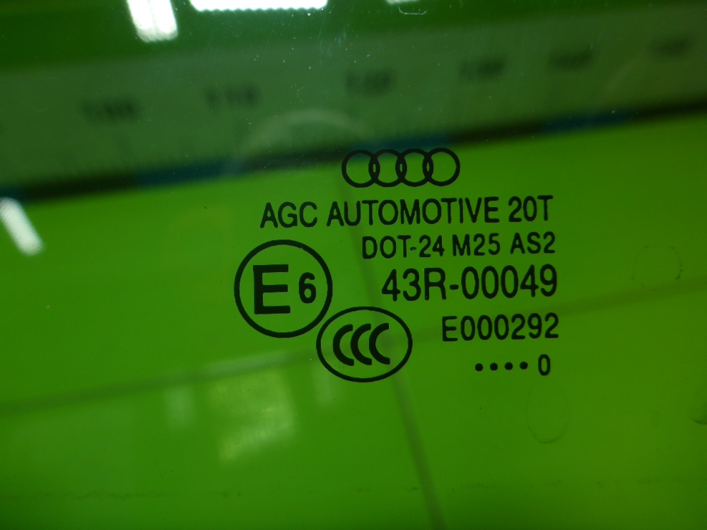 Стекло двери передней левой