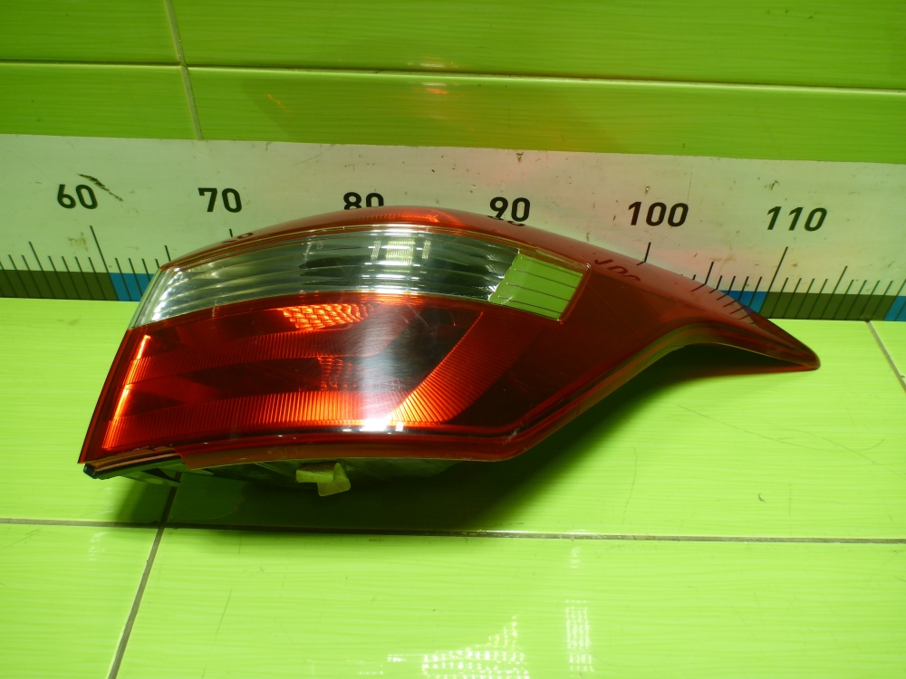 Фонарь задний наружный правый