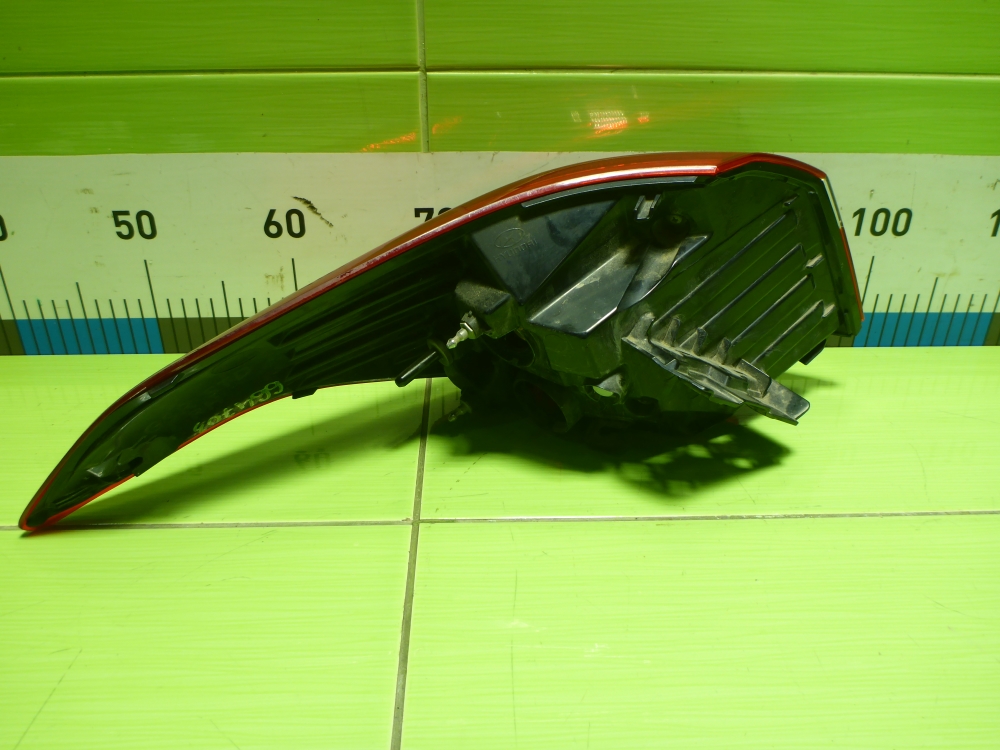 Фонарь задний наружный правый