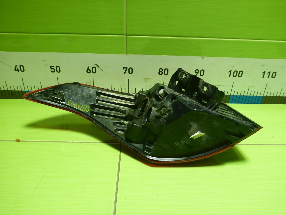 Фонарь задний наружный правый