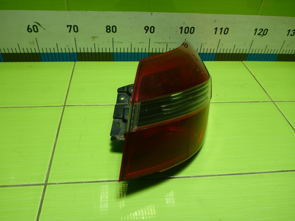 Фонарь задний наружный правый