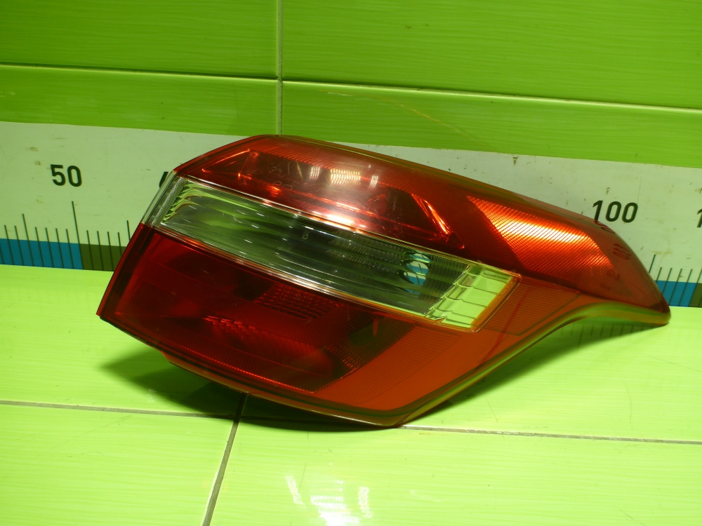 Фонарь задний наружный правый