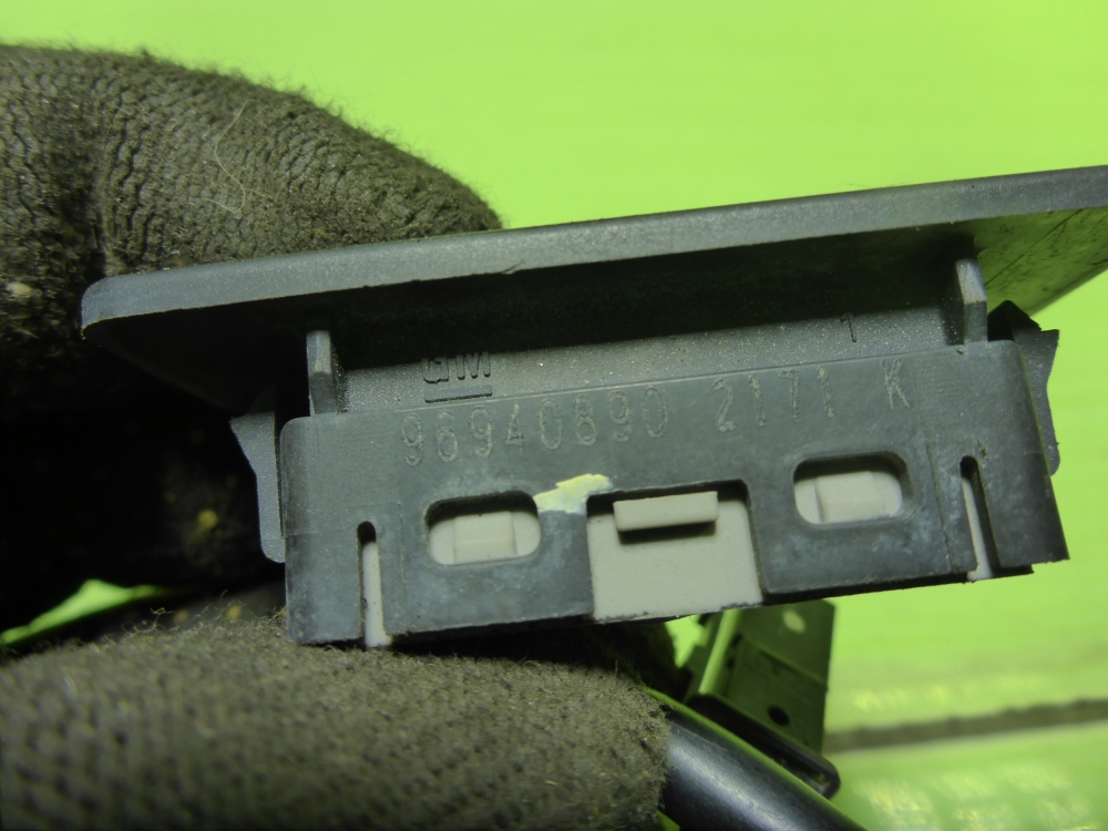 Кнопка открывания багажника