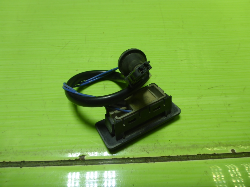 Кнопка открывания багажника