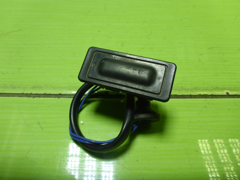 Кнопка открывания багажника