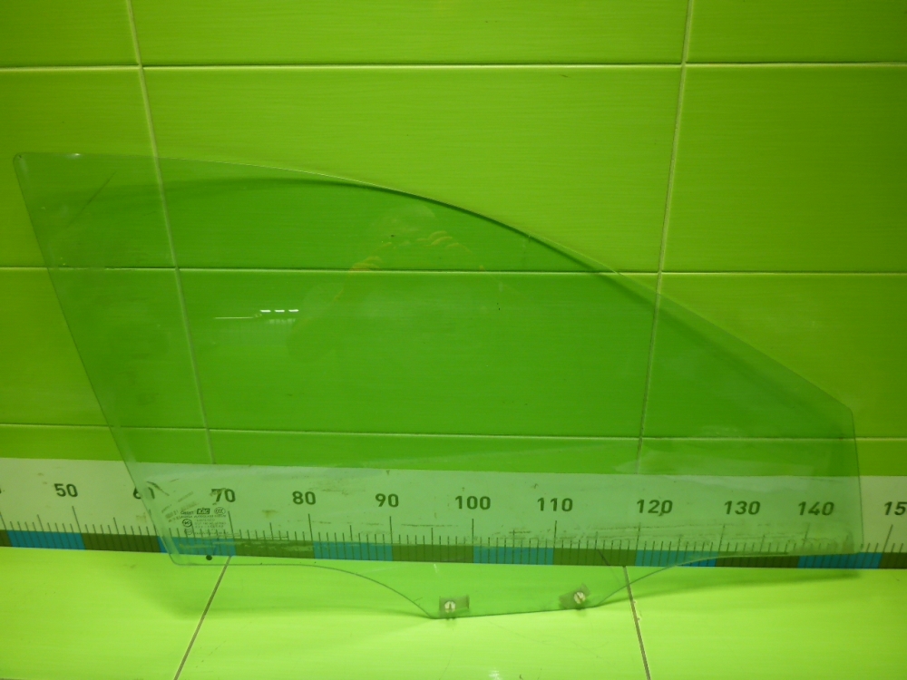 Стекло двери передней правой