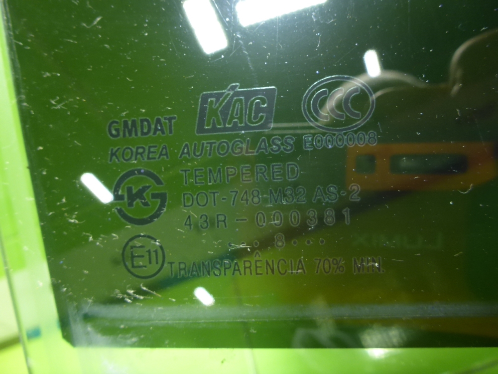 Стекло двери задней правой