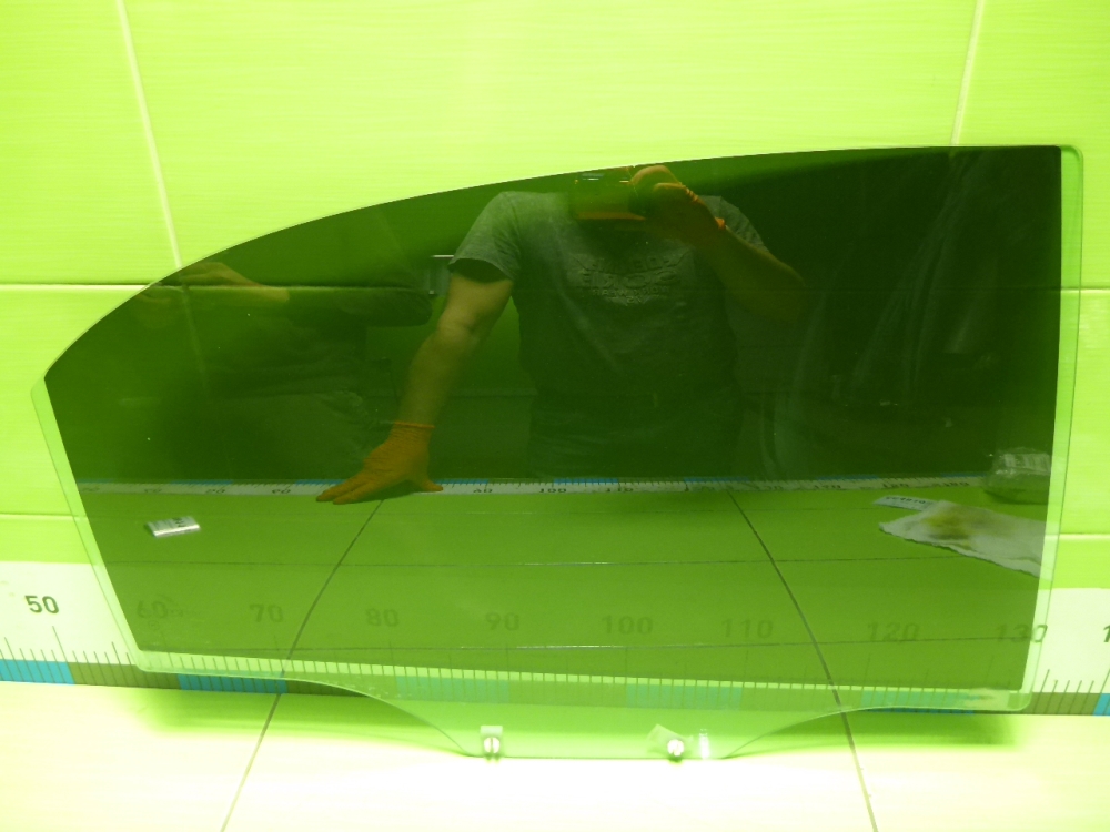 Стекло двери задней правой