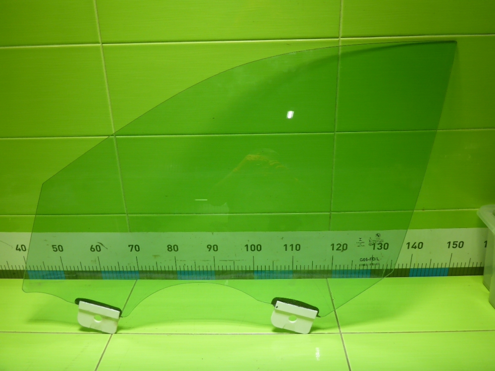 Стекло двери передней левой