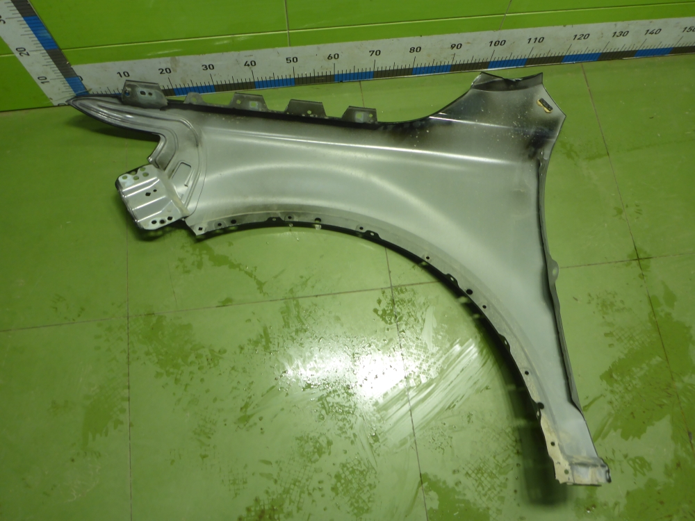 Крыло переднее правое