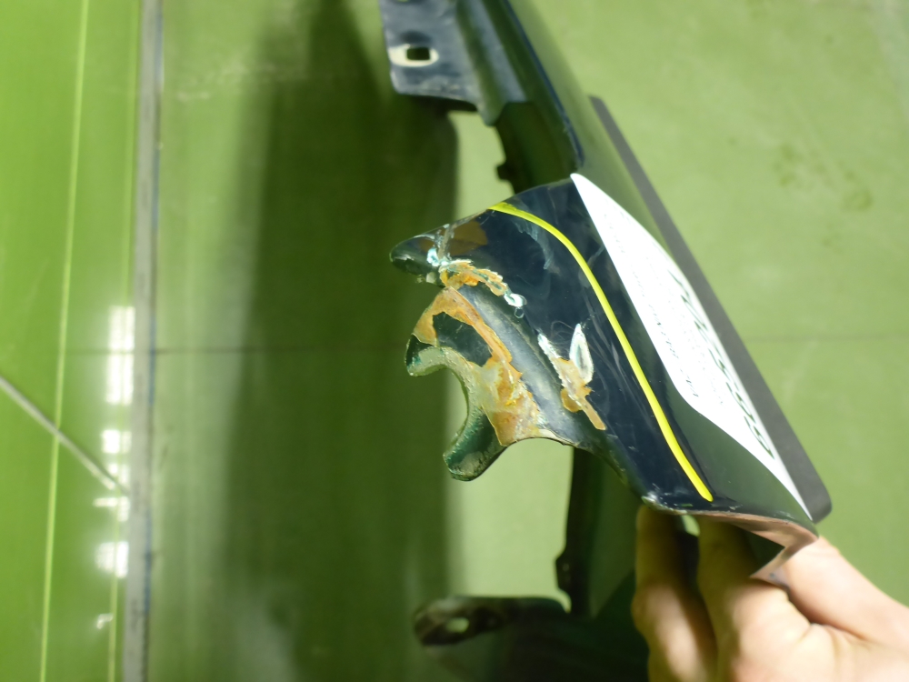 Крыло переднее правое