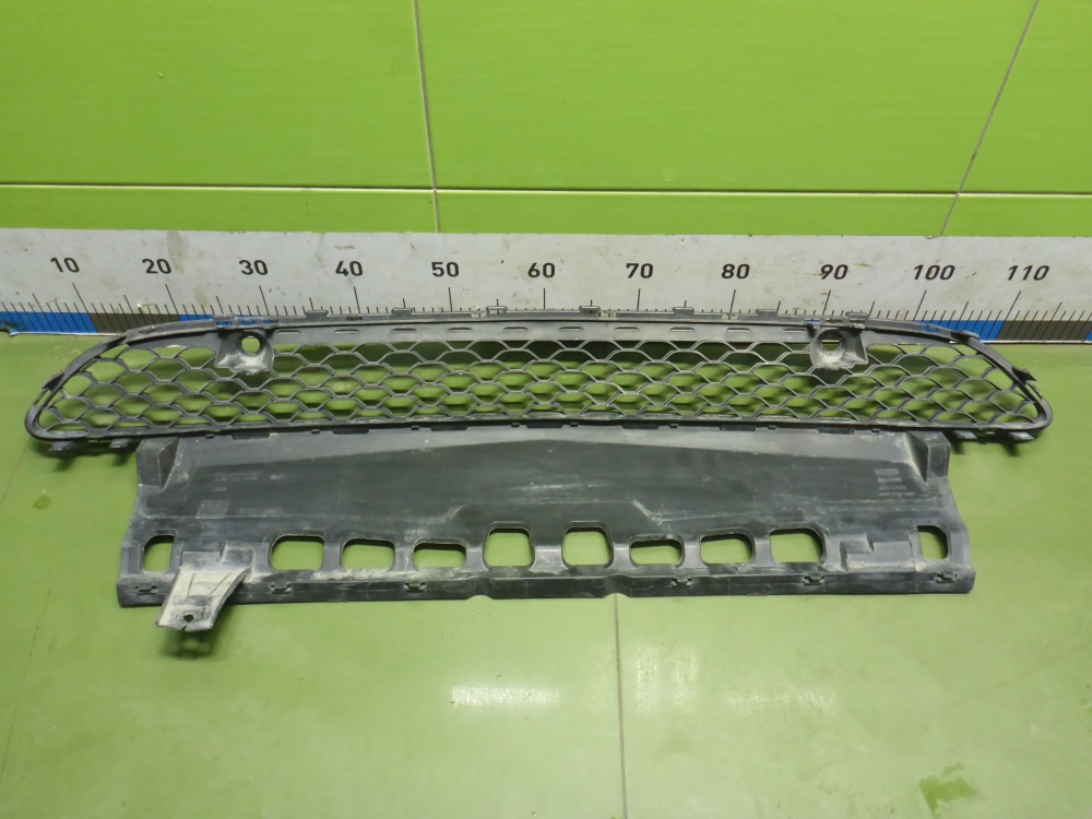 Решетка в бампер центральная