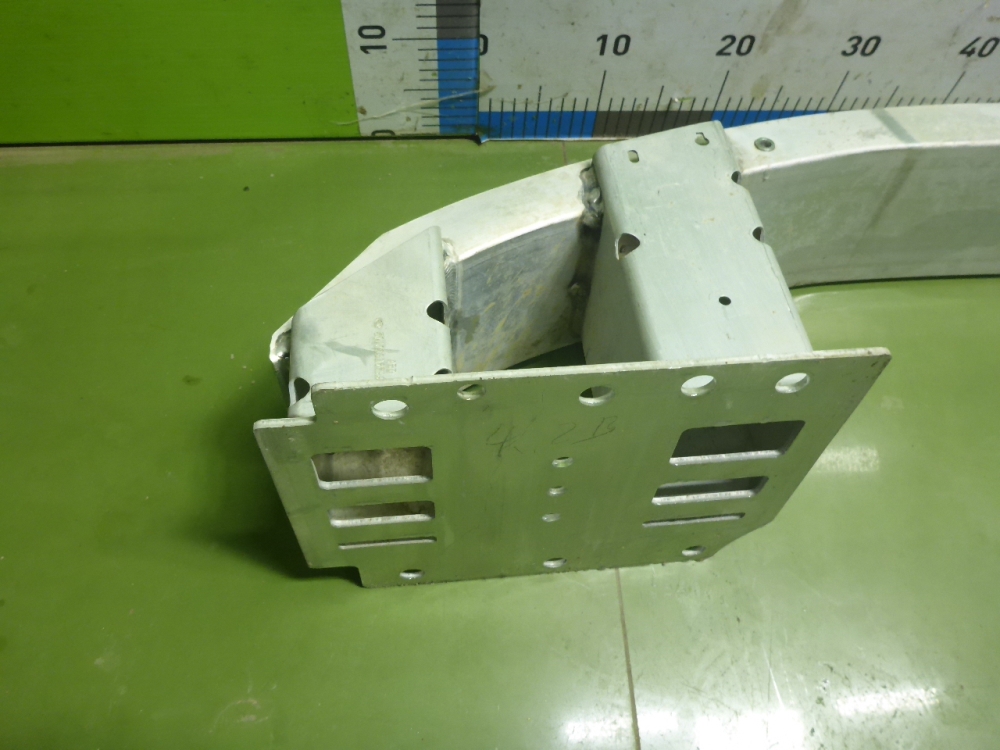 Усилитель переднего бампера