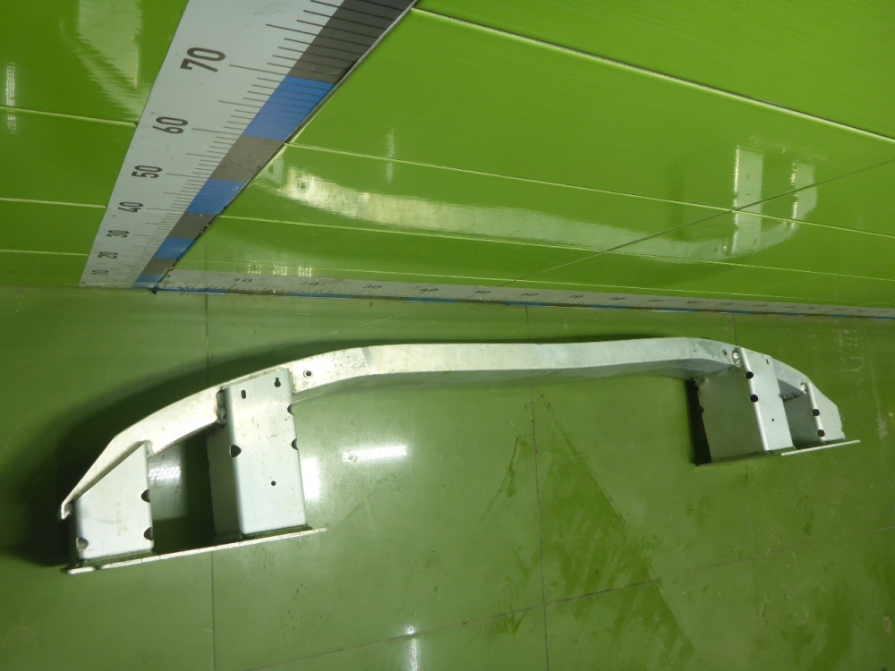 Усилитель переднего бампера