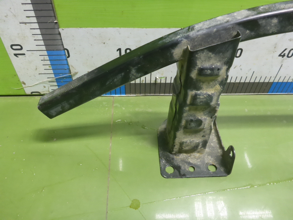 Усилитель переднего бампера